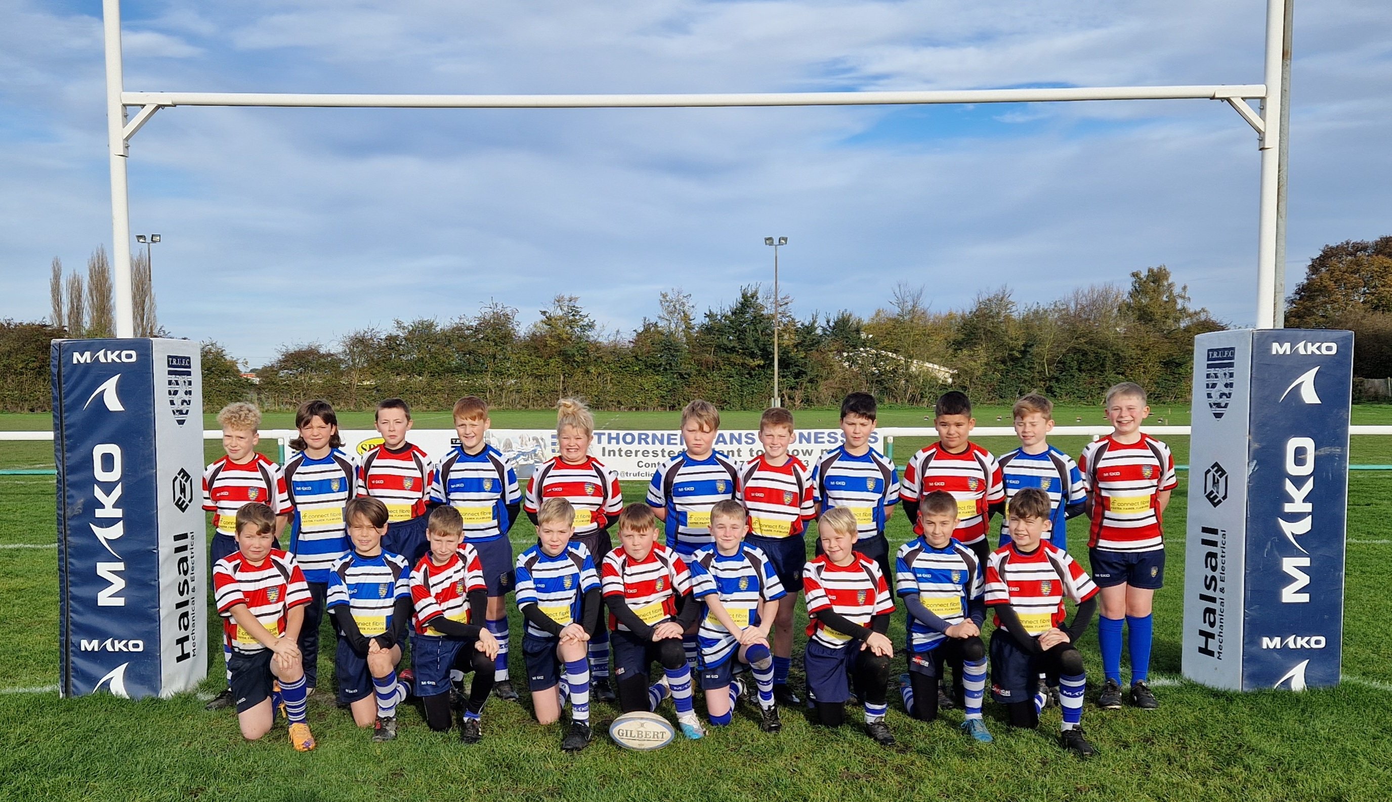 Thornensians RUFC Team Photo between a rugby goal
